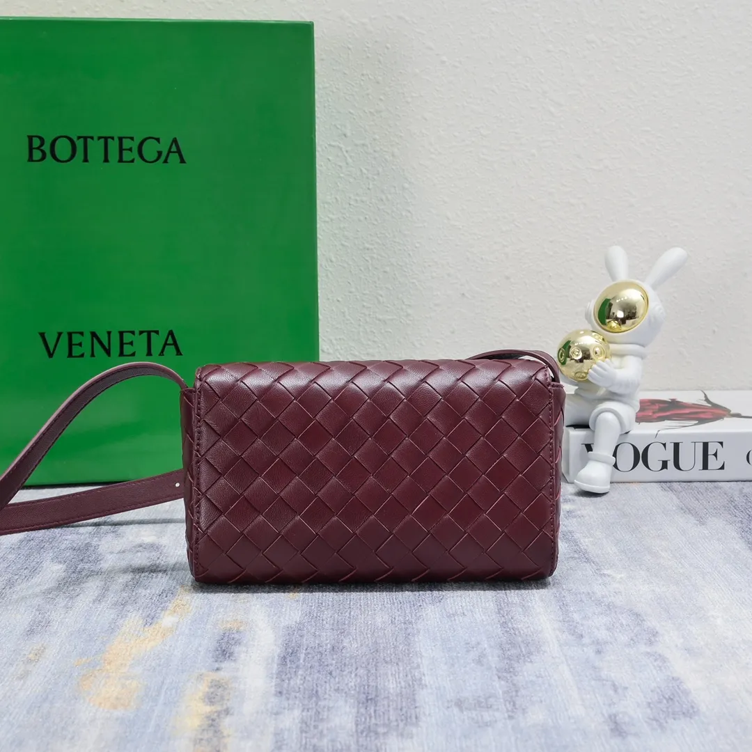 Batch 1420 Bottega Veneta's new style 🆕 mini andiamo bag is so pretty. The dark brown color is very versatile. It is high-end and casual and sexy. Andiamo is not only a commuter bag 🥰 It can be worn crossbody and carried by hand, and it is no problem to match it with evening wear. It can be matched with clothes casually, showing high-end elegance. Style number: 5545 Size: 21.5*13*4.5cm